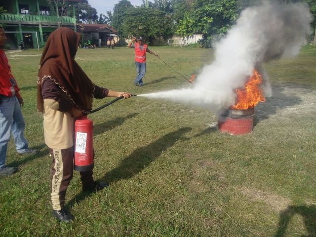 Siswa SMAN 1 Pangkalan Kerinci Antusias Padamkan Api